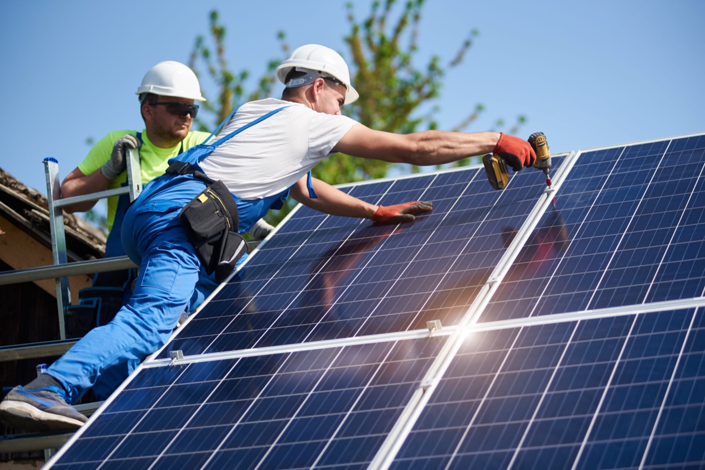 Zonnepanelen op het dak van een woning