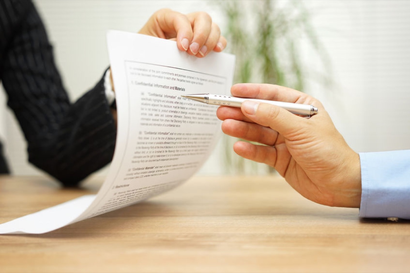 Advocaat toont een document aan een cliënt