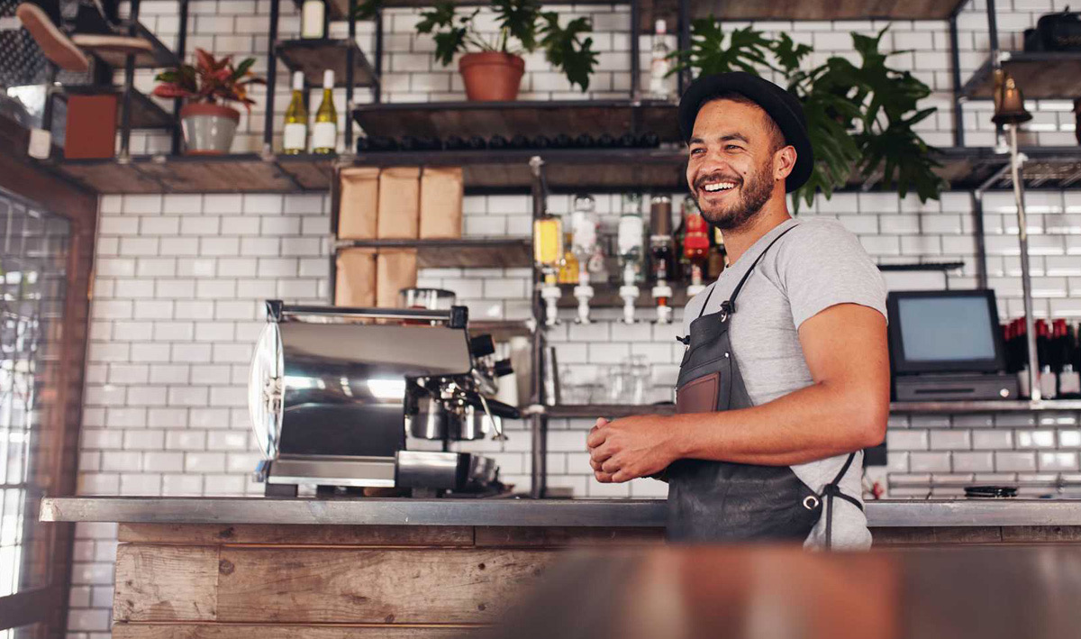 Ondernemer achter de bar van zijn café
